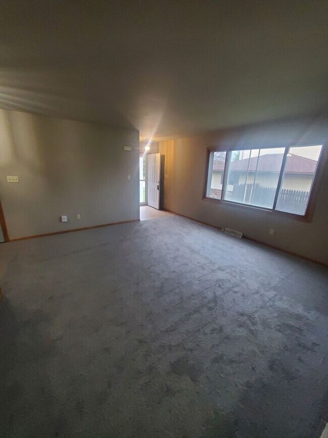 Foto del edificio - 6111-6113 80th Pl. (Duplex)