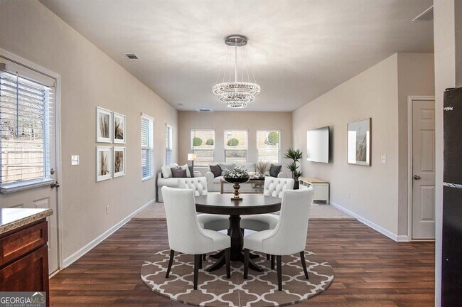 Building Photo - 700 Fitzroy Dr