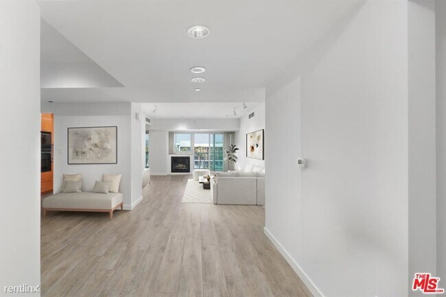 Building Photo - 13600 Marina Pointe Dr