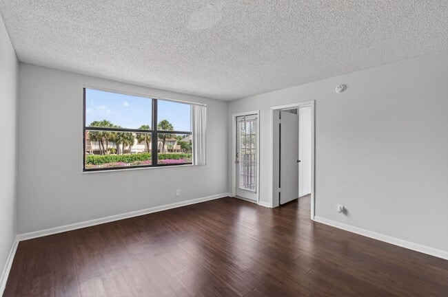 Building Photo - ONE BEDROOM ONE BATHROOM!! Waterfront Comm...