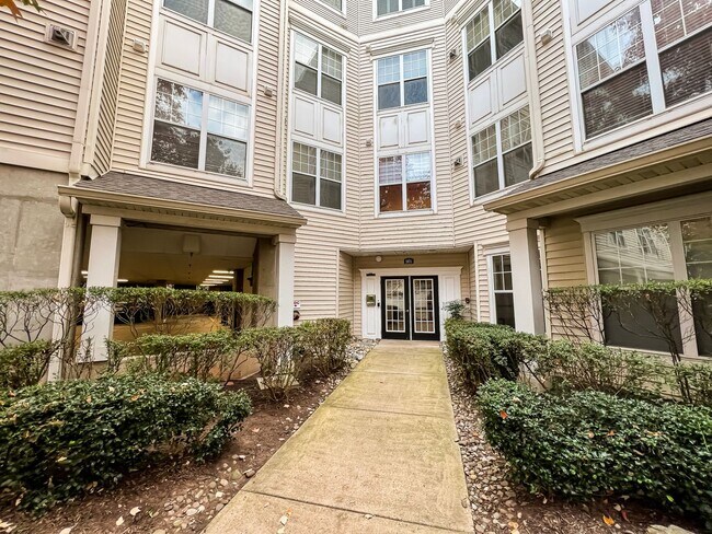 Foto del edificio - Sunny 1 Bed 1 Bath Condo In Beautiful Fairfax Ridge Condo