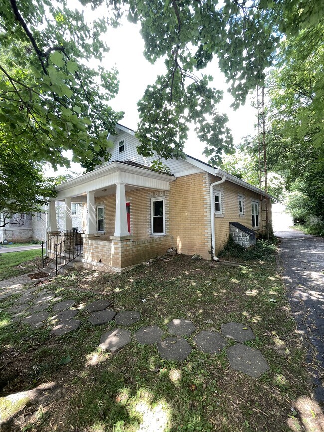 Building Photo - 1825 Normal St