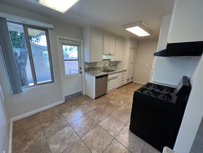 Building Photo - Charming 1 Bedroom unit, completely remodeled with In-Unit Washer/Dryer!