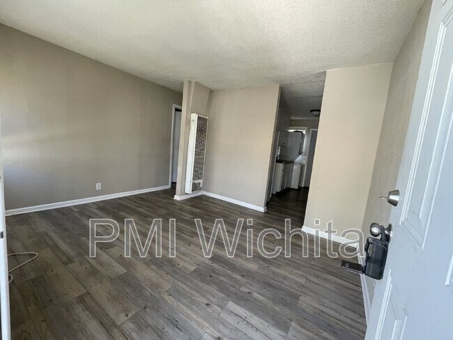 Building Photo - 2545 N Park Pl