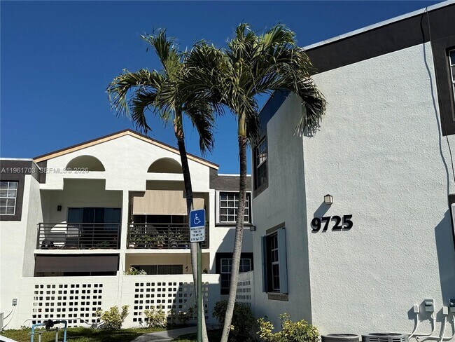 Building Photo - 9725 Fontainebleau Blvd