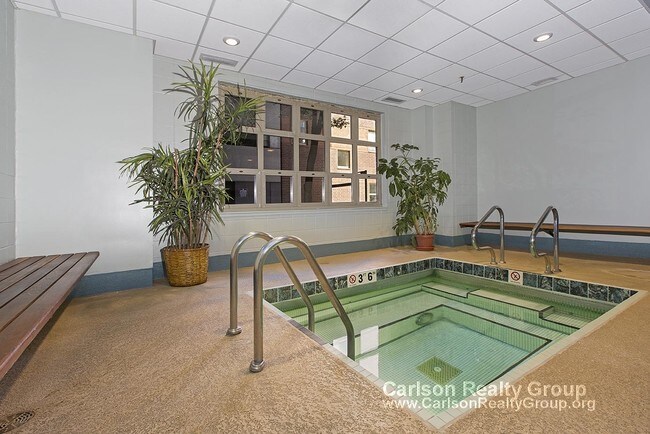 Building Photo - 104 N Clark St