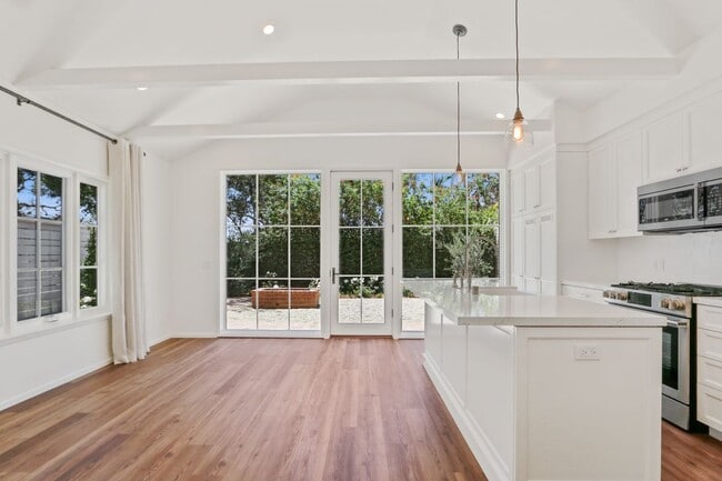 Building Photo - 3308 Palos Verdes Dr N