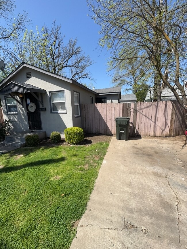 Building Photo - Charming 2-Bedroom Home in a Prime Location!