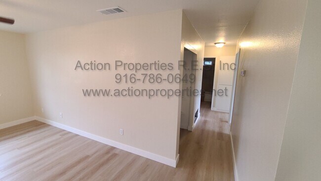 Foto del edificio - Very Clean 3 Bedroom 1.5 bath, 2 Car Garag...