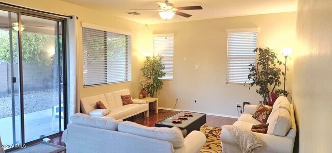 Foto del edificio - 121 W Hackberry Dr