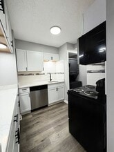 Building Photo - 1240 W 73rd St