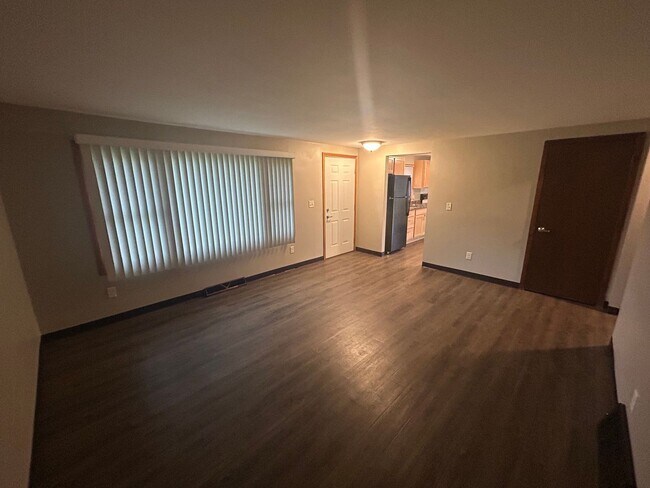 Foto del edificio - 703-705 Woodbine Ave