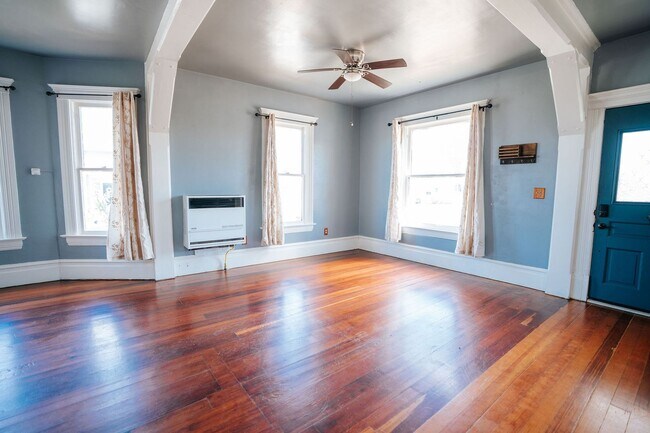Foto del edificio - Charming 3-Bedroom Victorian Home in the H...
