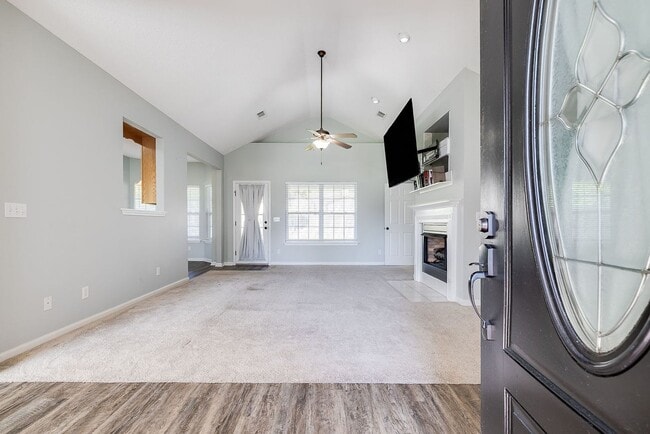 Foto del edificio - Spacious 3 Bed, 2 Bath Home with Large Bon...