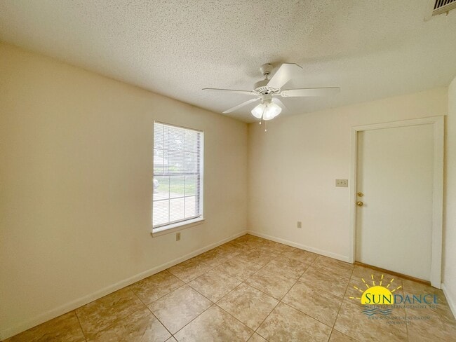 Building Photo - Charming 3-Bedroom plus Office located in between Hurlburt and Eglin AFB!