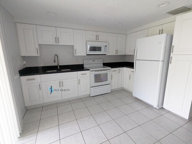 Foto del edificio - Recently updated 2/1 832sq ft home with re...