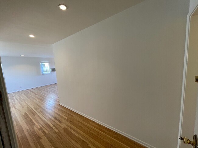 Building Photo - 260 S Doheny Dr