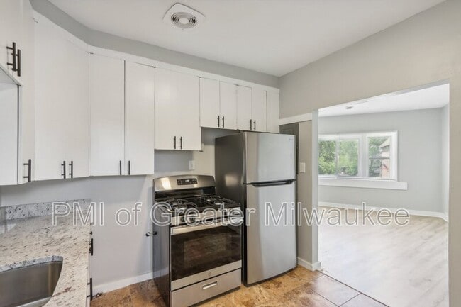 Building Photo - 2356 S Kinnickinnic Ave