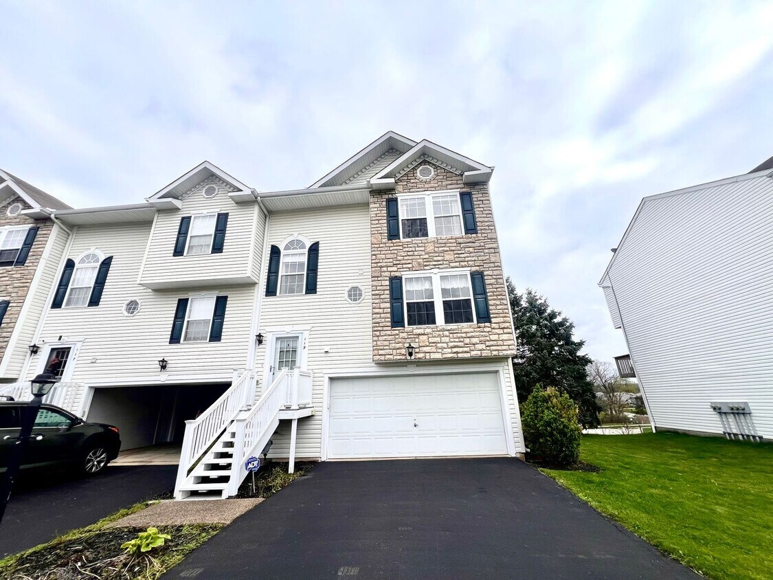 Primary Photo - Cranberry Township - 3 Bedroom 2.5 Bathroo...