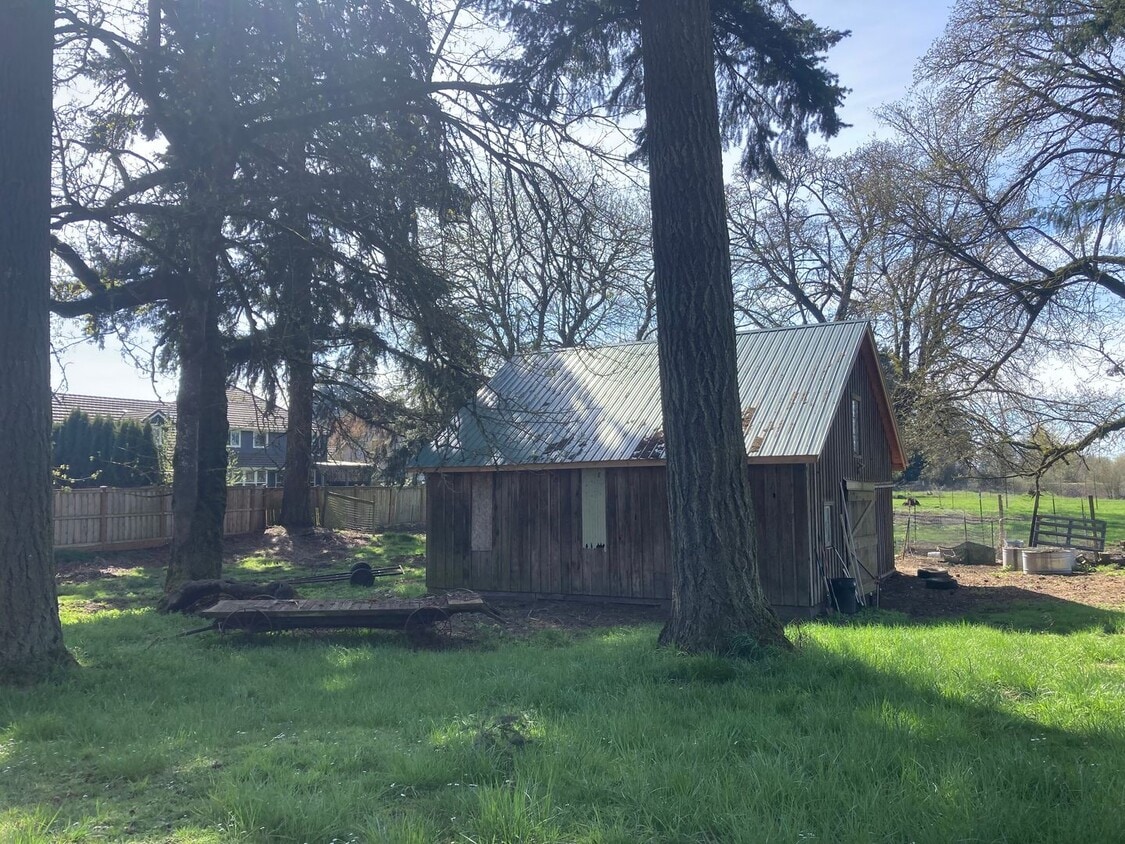 Building Photo - Grand Home!