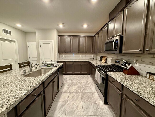 Foto del edificio - 3/BD 2.5/BA Luxury Furnished Townhome! Bri...