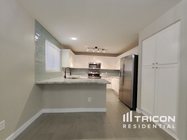 Building Photo - 11817 W Poinsettia Dr