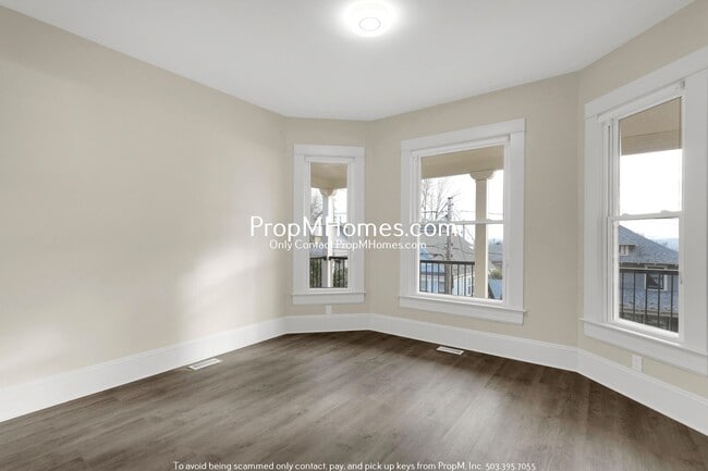 Building Photo - Updated Lair Hill Victorian with Willamette River & Mt Hood Views!