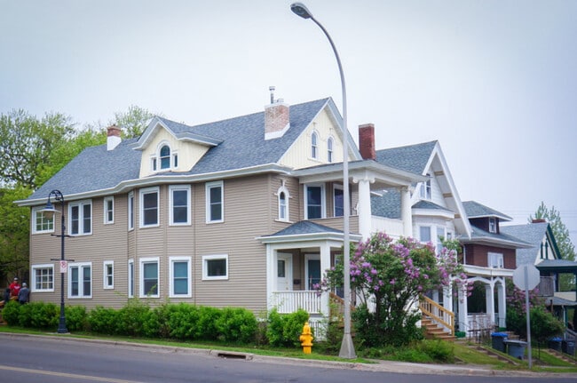 Building Photo - 330-332 N 12th Ave E