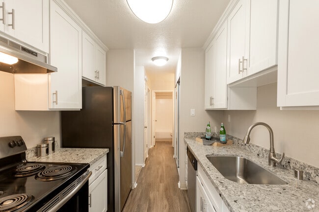 1BR, 1BA - 660SF - The Arbors
