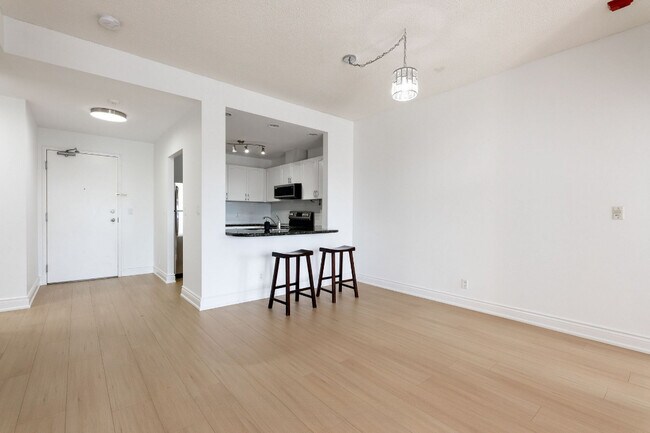 Building Photo - 778 Sheppard Av W