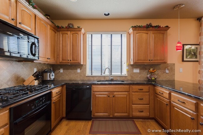 Building Photo - Stunning 3 BD* 3 Full Bath* Single Family ...