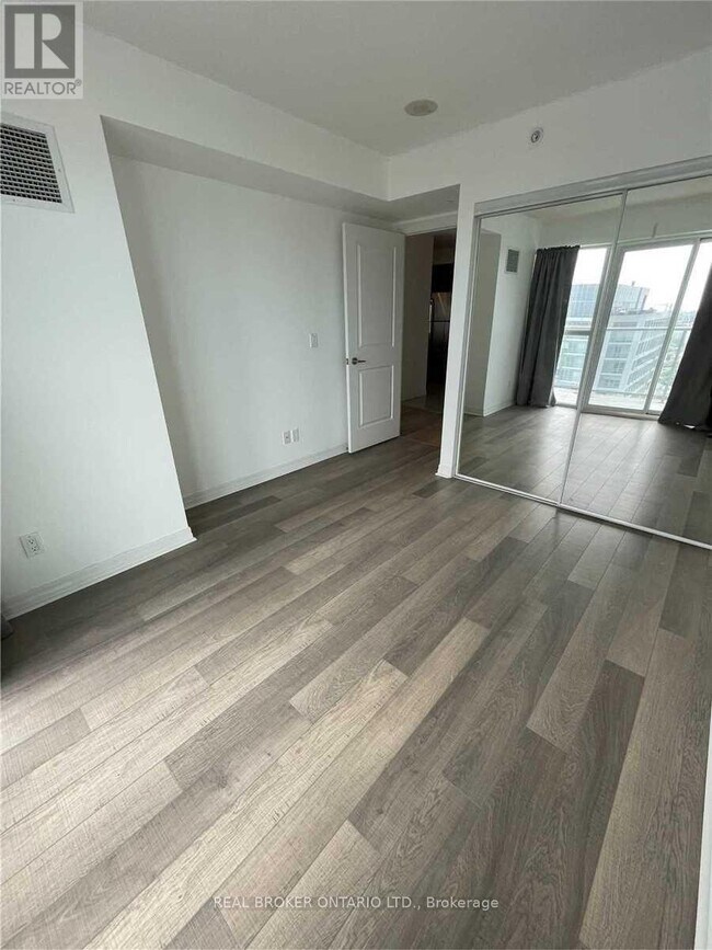 Photo du bâtiment - 275 Yorkland Rd