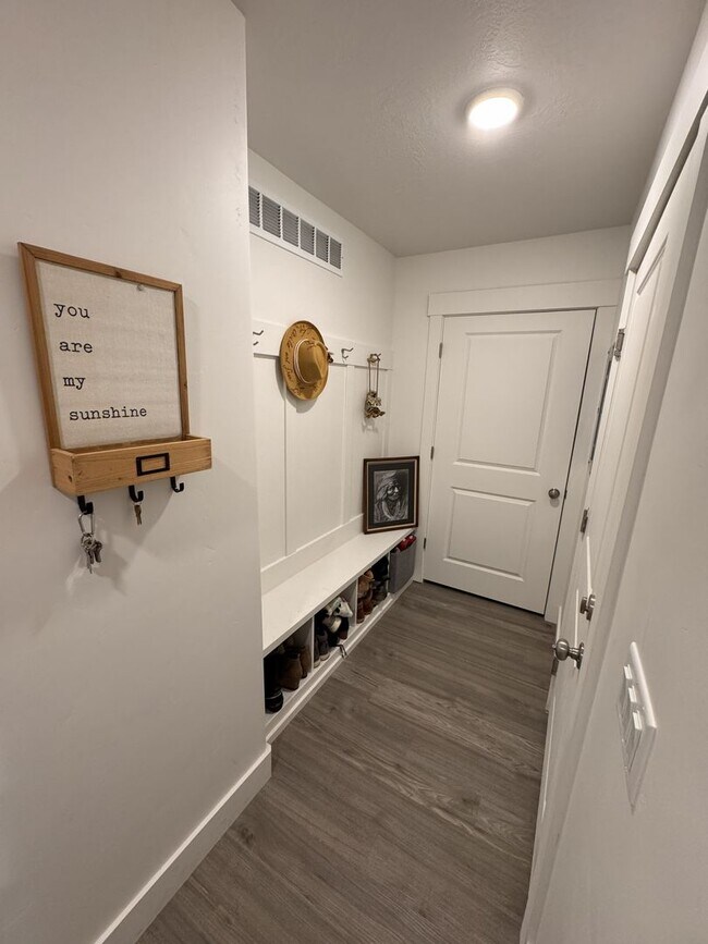 Foto del edificio - Like-New 3 Bed Townhome (2022) – Garage + Modern Finishes!