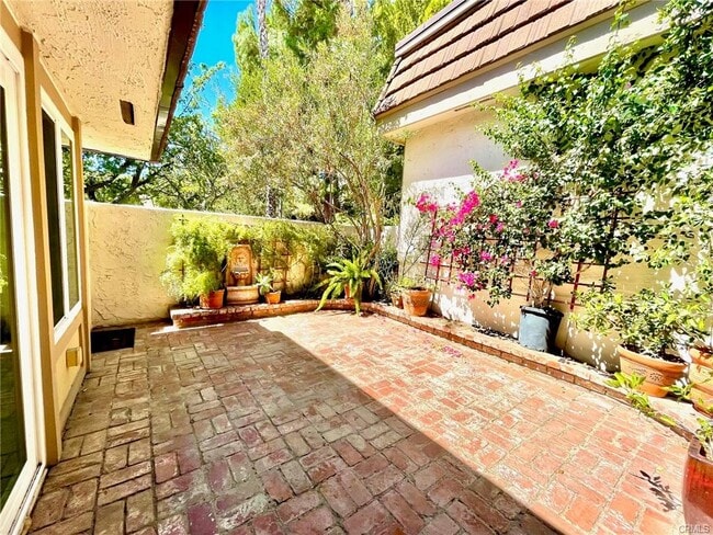 Living Room Patio - 10020 Larwin Ave