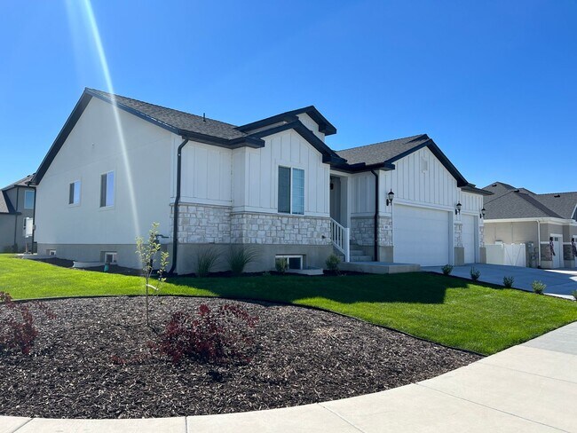 Foto del edificio - 6 Bedroom 3 Bathroom Home in Stansbury Par...