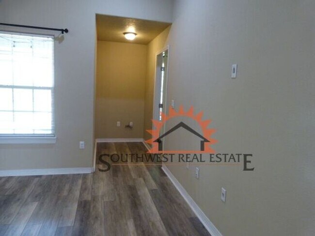 Building Photo - Beautiful 3 bedroom home