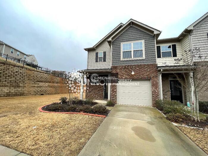 Foto principal - End Unit 3 BR 2.5 BA w/ Garage