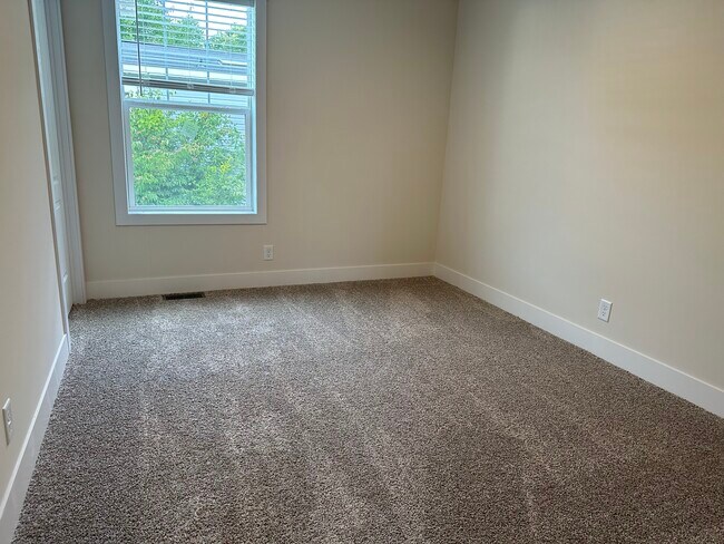 Building Photo - 422 Laurel Oak Ln