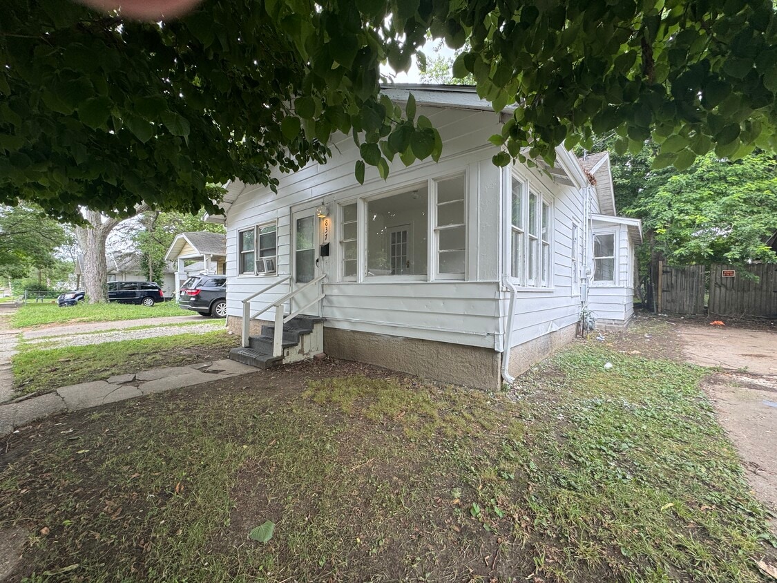 Primary Photo - 837 S Belmont Ave