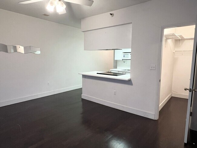 Foto del edificio - Studio with in unit W/D and Parking | AMSI...