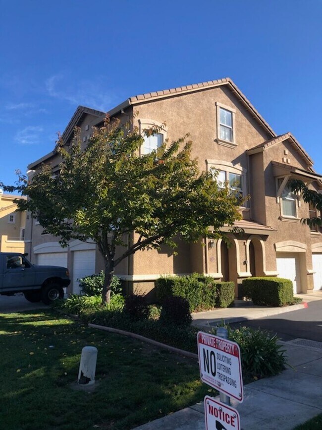 Building Photo - Desirable Natomas Condo - 2 bd 2 bth + Loft