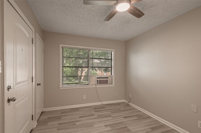 Building Photo - 805 Sam Houston Ave