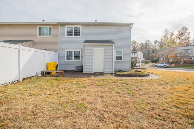 Building Photo - Lovely 3 BR/2.5 BA EOG Townhome in Glen Bu...