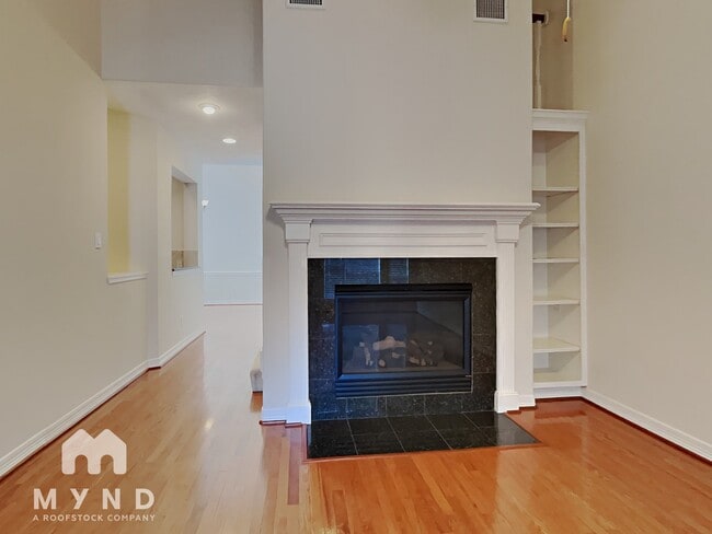 Building Photo - 1127 Enclave Square E
