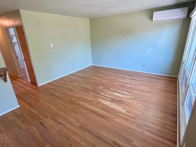 Foto del edificio - Arbor Lodge Bungalow with Hardwoods, Attac...
