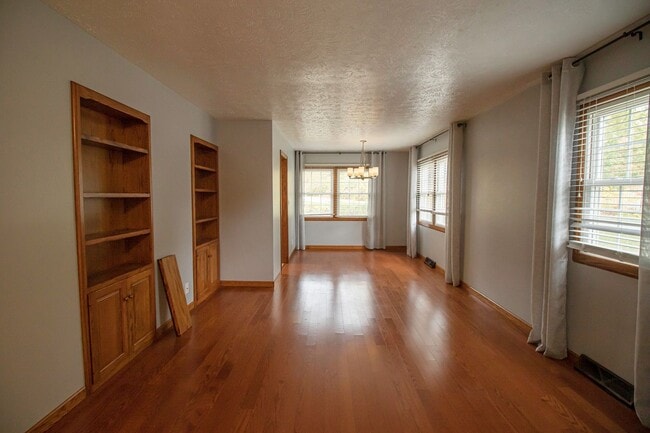 Foto del edificio - AVAILABLE AUGUST 15TH, 2026 - CHARMING 4 B...