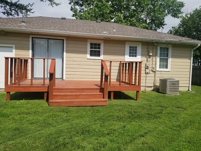 Backyard deck fenced yard - 1122 Fay Ave