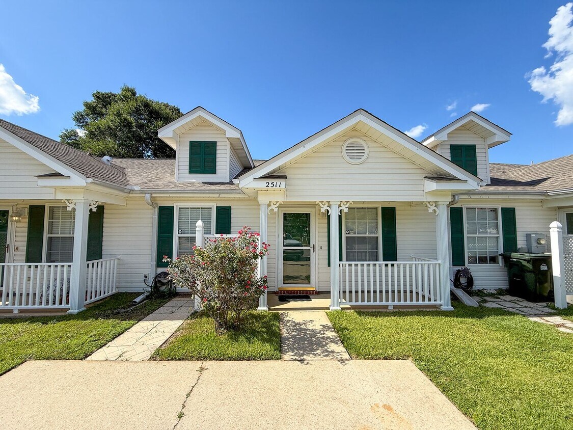 Foto principal - 2 bedroom 2 bath townhouse with community ...