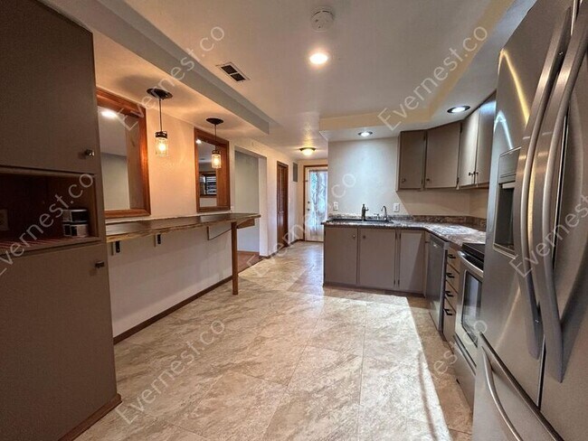 Foto del edificio - 736 Duclo Ave