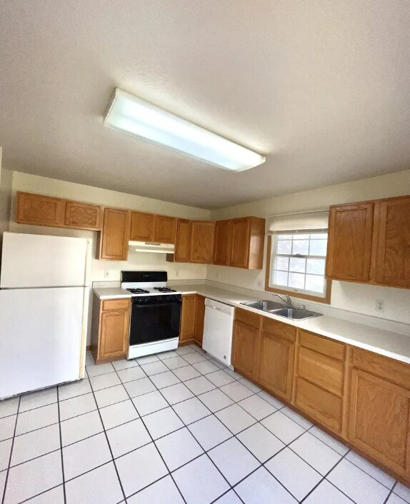 Kitchen - 122 Crossing Dr